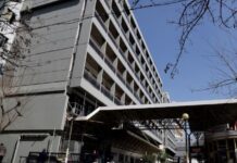 Η ΙΔΙΩΤΙΚΟΠΟΙΗΣΗ ΤΗΣ ΥΓΕΙΑΣ ΕΧΕΙ ΚΟΣΤΟΣ ΤΙΣ ΖΩΕΣ ΜΑΣ